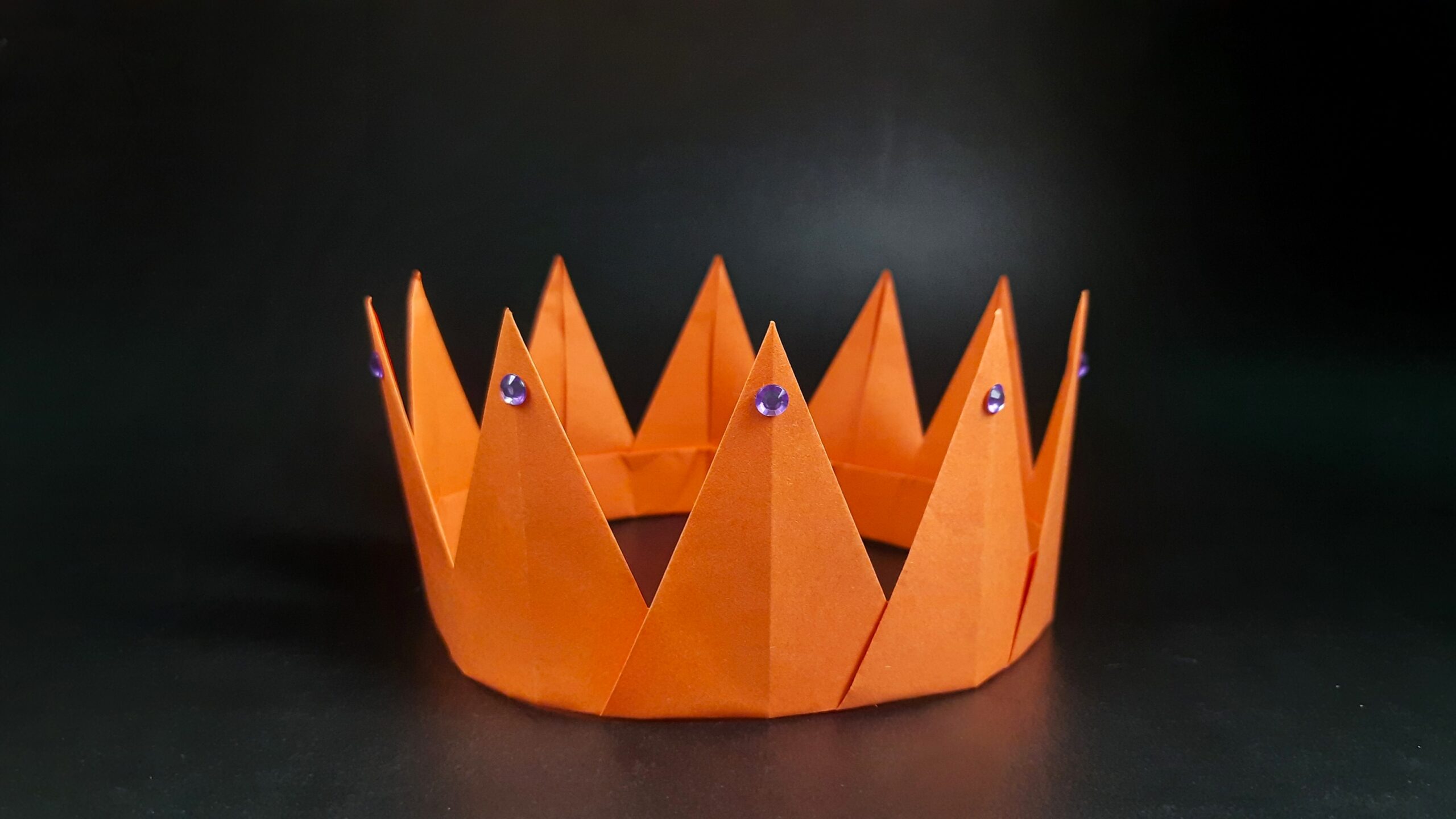 Final product for how to make an origami crown.